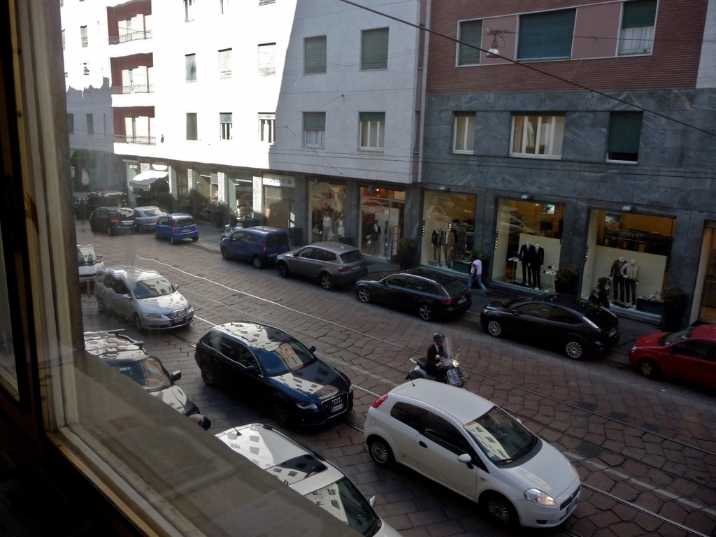 Mașini la semafor pe Corso Genova.