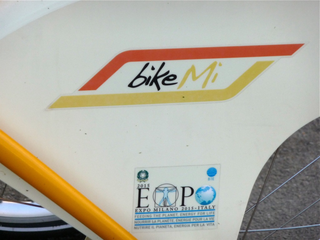 Logo-ul serviciului imprimat pe biciclete.